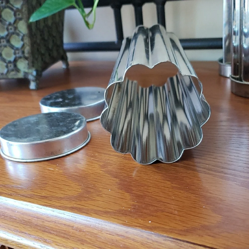 Pampered Chef- Set of 4 Silver Metal Baking Molds